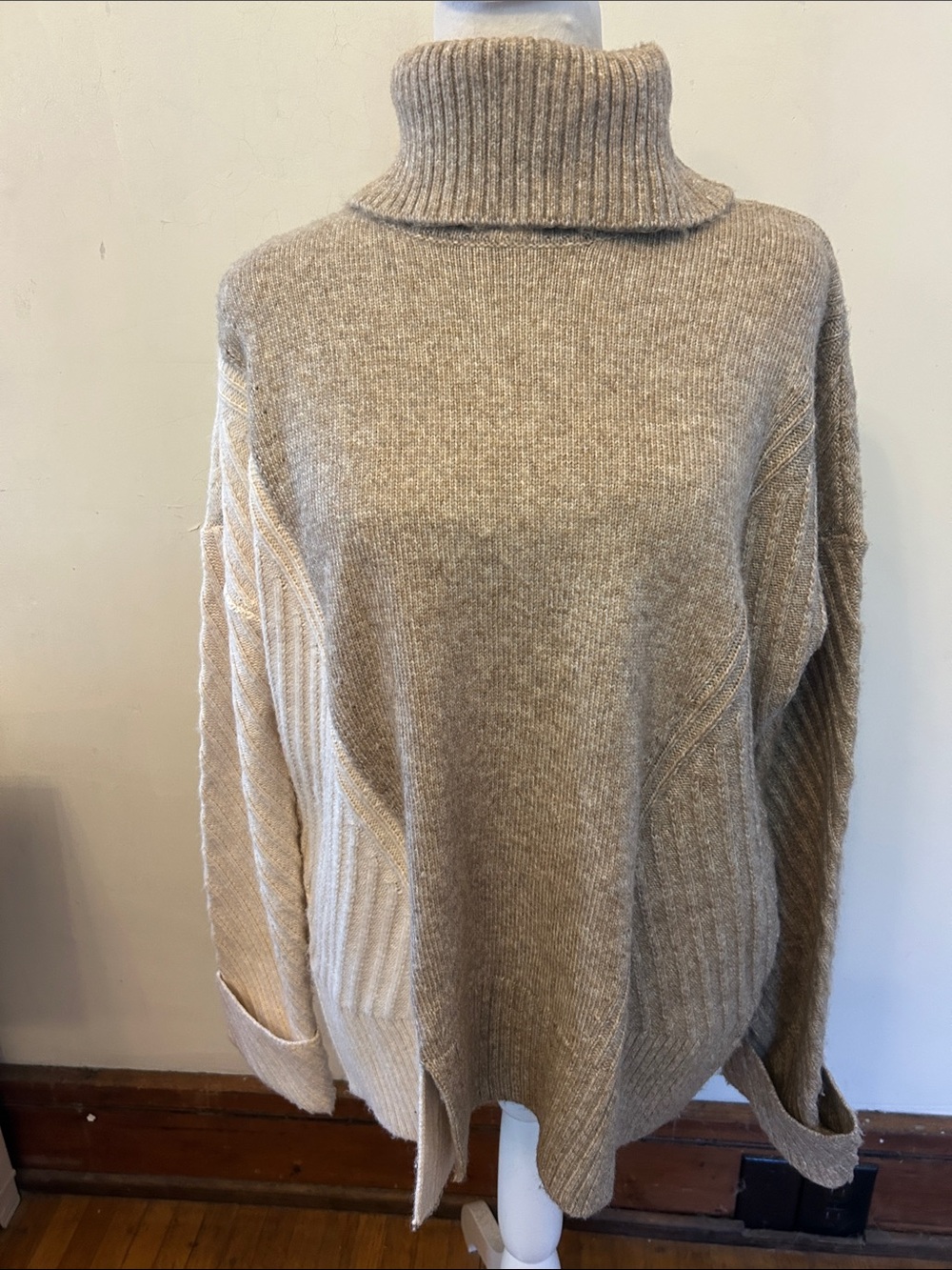 Simply Vera Vera Wang Neutral beige tan Turtleneck sweater Size M EUC